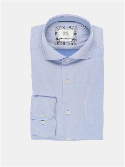 Eterna by1863 premium Super Soft skjorte i lyseblå med lyse knapper og cut-away krave. Modern Fit 3863 12 XS82